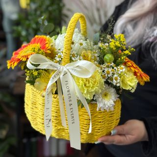 Coș mare cu flori galbene
