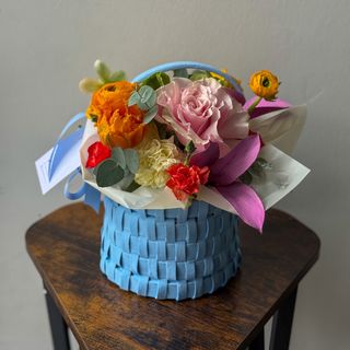 Coș cu flori colorate