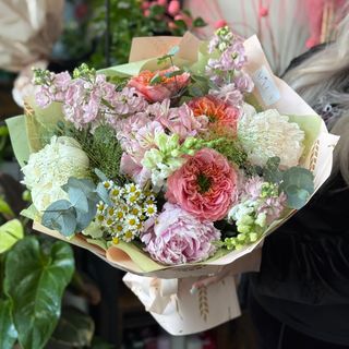 Buchet pastelat cu bujori parfumați