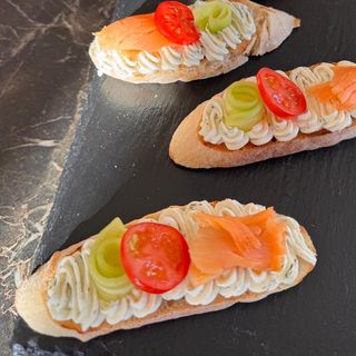 Bruschete cu cremă de branză și somon afumat