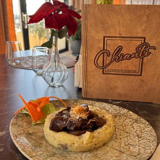 Obrajori de vită în sos brun cu piure de cartofi și trufe