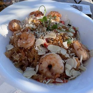 Orez prăjit cu legume și creveți