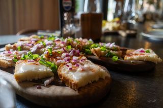 Paine cu untura de casa si ceapa rosie