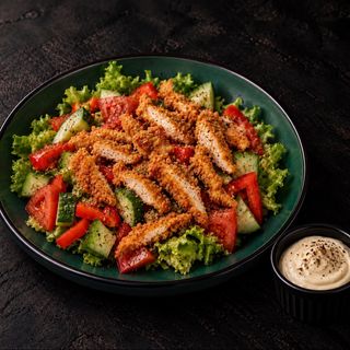 Salată cu pui crispy