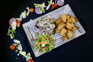 Muschi de porc in sos de ciuperci si cartofi