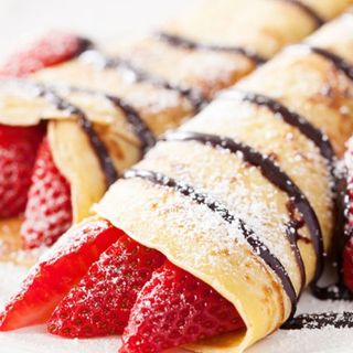 Clatite cu cremă de vanilie si capsuni