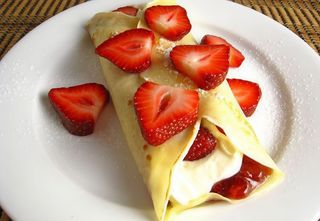 Clatite cu crema de șampanie si capsuni