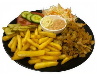 Shaorma de pui la farfurie cu cartofi prăjiți+sos