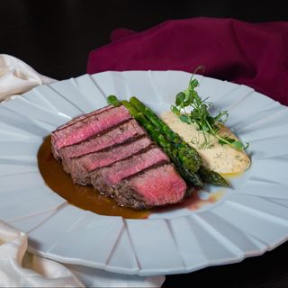 Mușchi de vită spaniolă cu sparanghel, alioli de coriandru și sos demi glace - 400gr