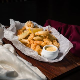 Specialitate Fritto Misto din fructe de mare și sos chilli cu usturoi - 300gr
