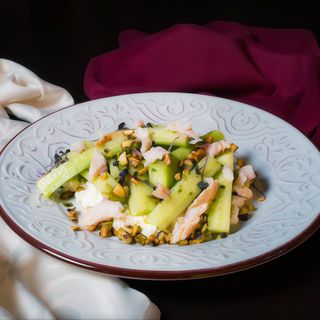 Castraveciori proaspeți pe pat de ricotta cu capere și fistic - 300gr