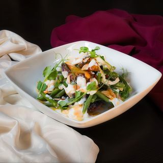 Salată de păstai cu nectarine, brânză burrata și fulgi de migdale - 350gr