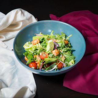 Salată cu brânză halloumi, ardei copt, roșii cherry și dressing de lămâie - 380gr