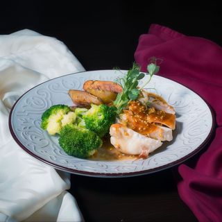 Piept de pui cu cartofi Raclette, broccoli sote și sos demi glace - 400gr