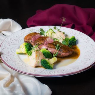 Piept de rață cu piure de țelină, broccoli sote și sos demi glace - 400gr