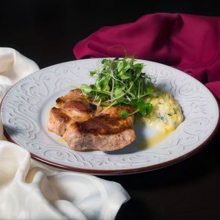 Ceafă de porc cu ciuspais de dovlecel verde și ierburi aromatice - 400gr