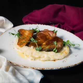 Ceafă de porc cu piure de cartofi, sos demi glace și ciuperci king oyster - 400gr