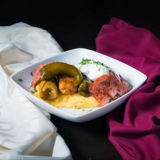 Sărmăluțe în foi de varză cu mămăliguță și smântână - 400gr