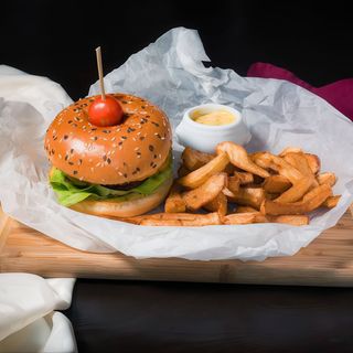 Burger de vită cu cartofi pai de casă și sos chilli de usturoi - 500gr