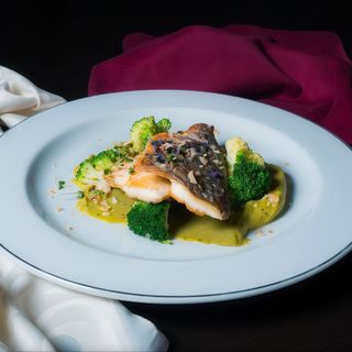 File de doradă cu broccoli sote, piure de mazăre și migdale - 350gr