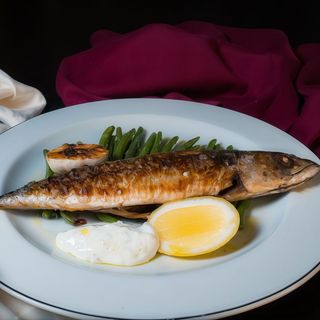 Macrou la grătar cu sote de păstăi și sos de iaurt - 450gr