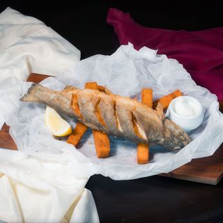 Păstrăv prăjit cu mămăliguță crocantă și sos de iaurt cu mentă - 420gr