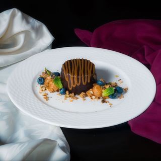 Cheesecake cu ciocolată neagră, praline de alune și caramel sărat - 250gr