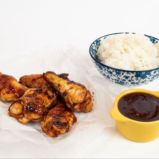 Aripioare de pui în sos BBQ, orez basmati și extra sos