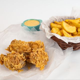 Aripioare crocante picante, cartofi wedges, sos sweet chili de usturoi