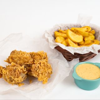 Aripioare crocante nepicante, cartofi wedges, sos sweet chili de usturoi