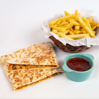 Quesadilla cu piept de pui, cartofi prăjiți și sos dulce acrișor