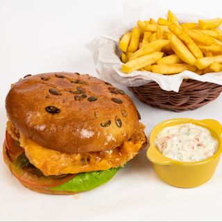 Chicken crunchy burger, cartofi prăjiți și sos tartar