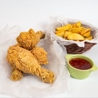 Copanele de pui crunchy, cartofi wedges și sos dulce acrișor