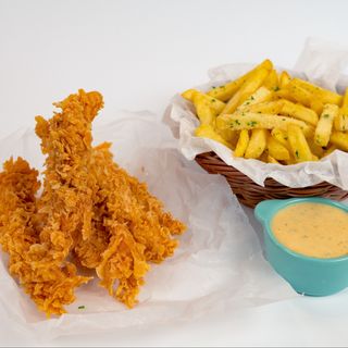 Crispy de pui picant, cartofi cu parmezan, sos sweet chili de usturoi