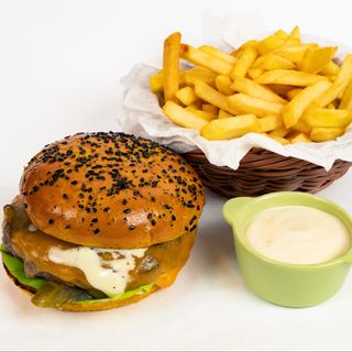 Classic Cheeseburger, cartofi prăjiți și sos de maioneză