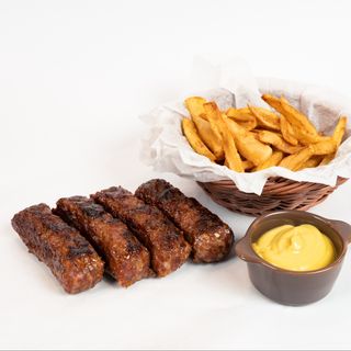 Mici, cartofi prăjiți de casă și muștar