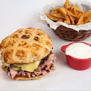 Banat burger, cartofi prăjiți de casă și sos de usturoi