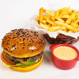 Hangry burger, cartofi prăjiți și sos sweet chili de usturoi