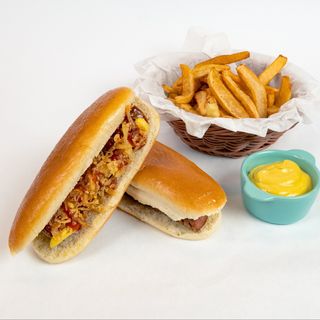 Hotdog cu cârnat de casă, cartofi prăjiți de casă și sos de muștar