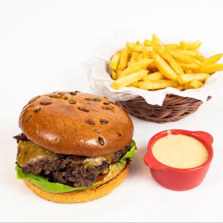 Double smash bacon cheeseburger, cartofi prăjiți și sos sweet chili de usturoi