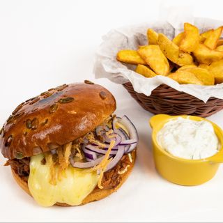 Pulled pork, cartofi wedges și sos tzatziki