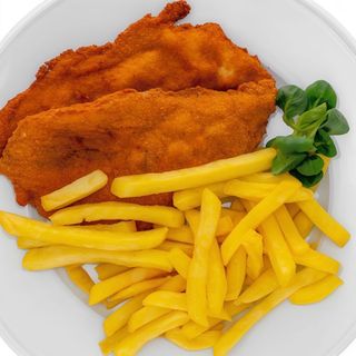 Snitel de pui prin pesmet cu cartofi prajiti