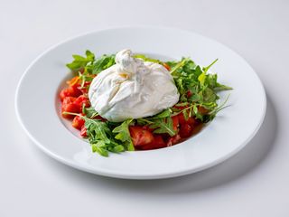 Burrata cu rosii si mix de salata