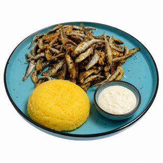 Hamsii prăjite cu mujdei de usturoi și mămaăigă 200/200/50g