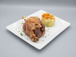 GENUNCHI DE PORC CU CARTOFI ZDROBITI CU USTUROI SI PATRUNJEL          750g/250g