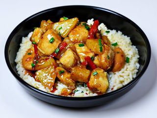 PIEPT DE PUI DULCE-PICANT CU OREZ SI LEGUME