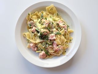 FETTUCCINE CU SOMON, CREVETI SI DOVLECEL