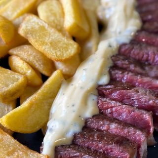 Steak de vită cu sos bearnaise și cartofi prăjiți 