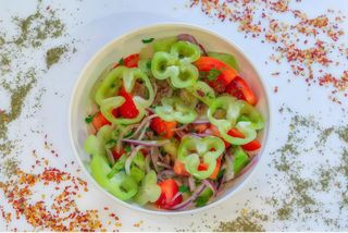 Salată de roșii și castraveți