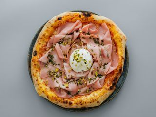 Pizza mortadella cu buratta și fistic